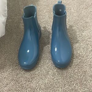 Hunter blue Chelsea boots NWOT has small blemish on heel